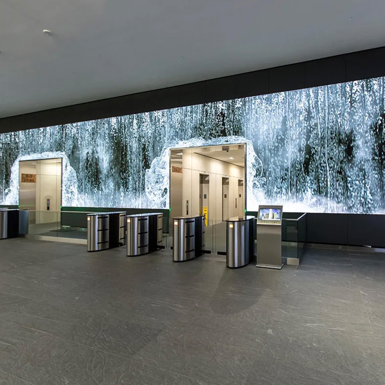 Hall de acceso con pantalla LED de bosque nevado