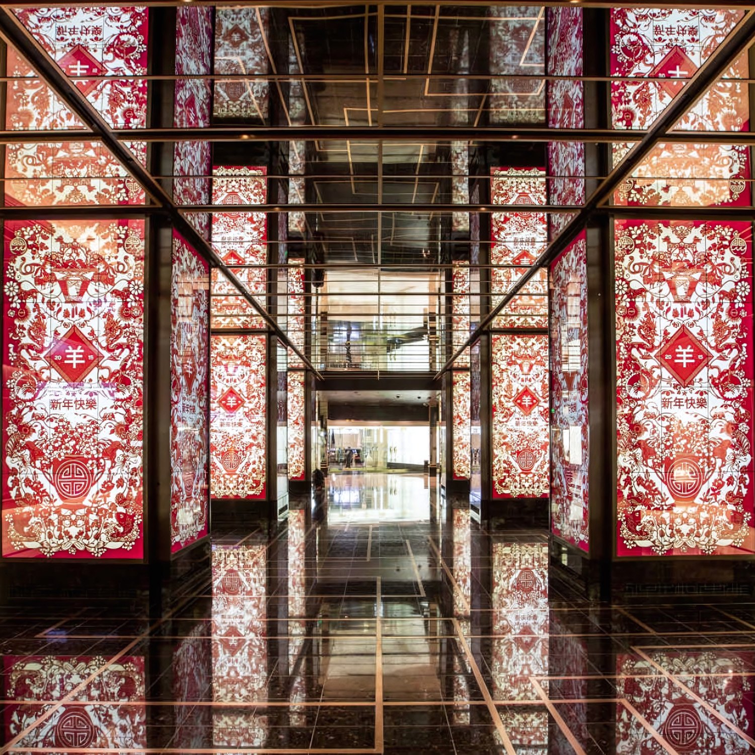 Pasillo con paneles LED de diseño oriental en rojo y dorado