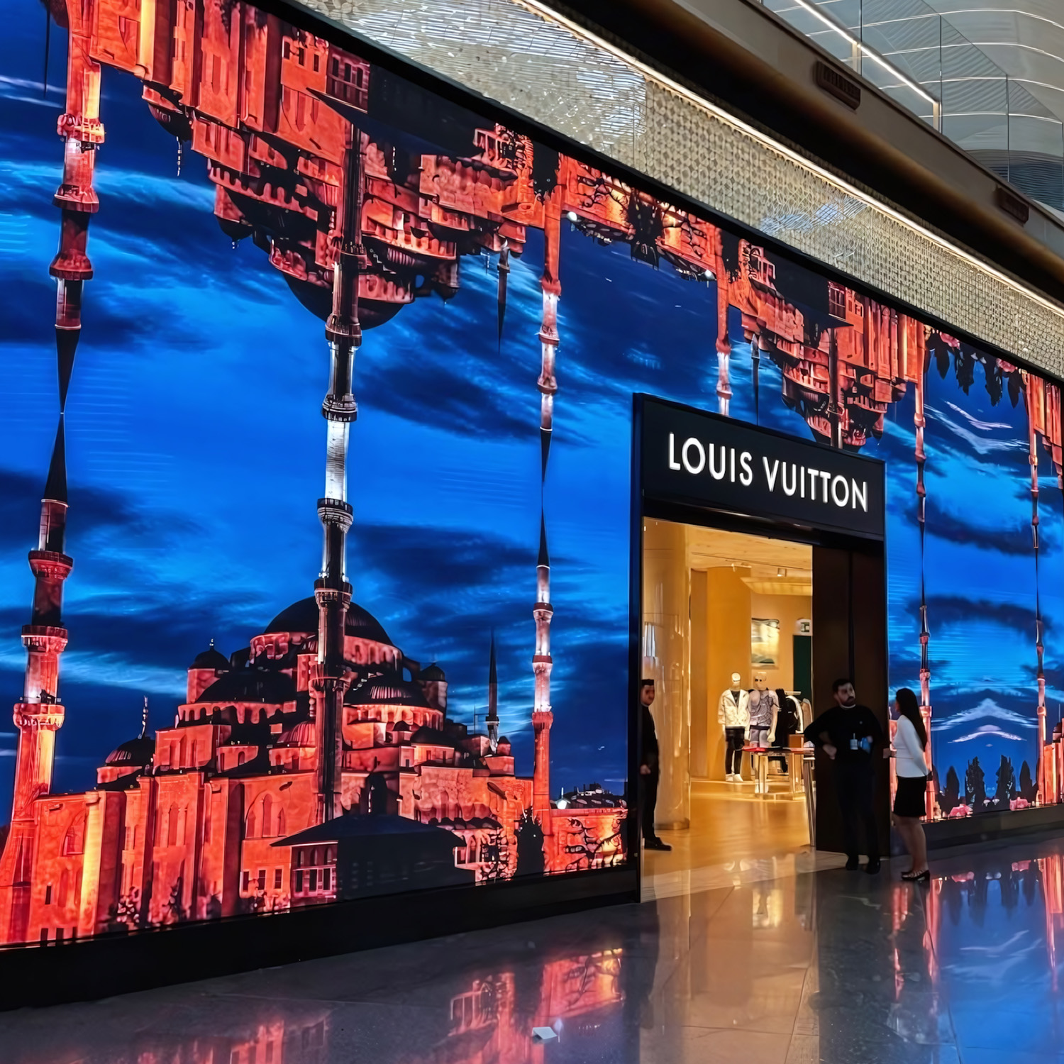 Pantalla LED curva con visual de ciudad en una tienda