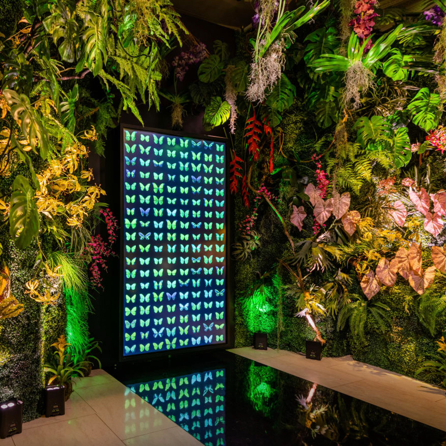 Muro de plantas con pantallas LED integradas