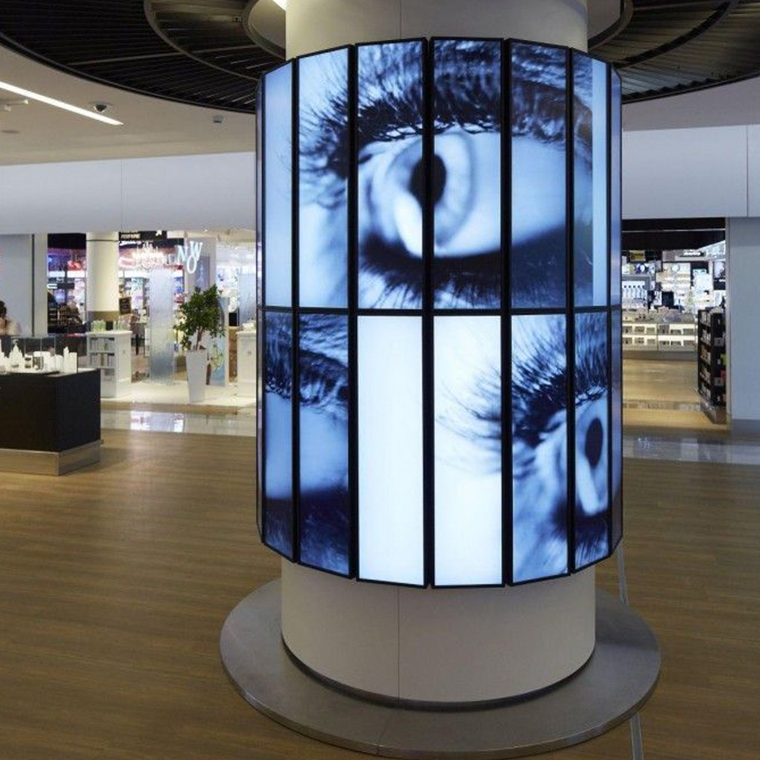 Columna de pantallas LED con visual de retrato