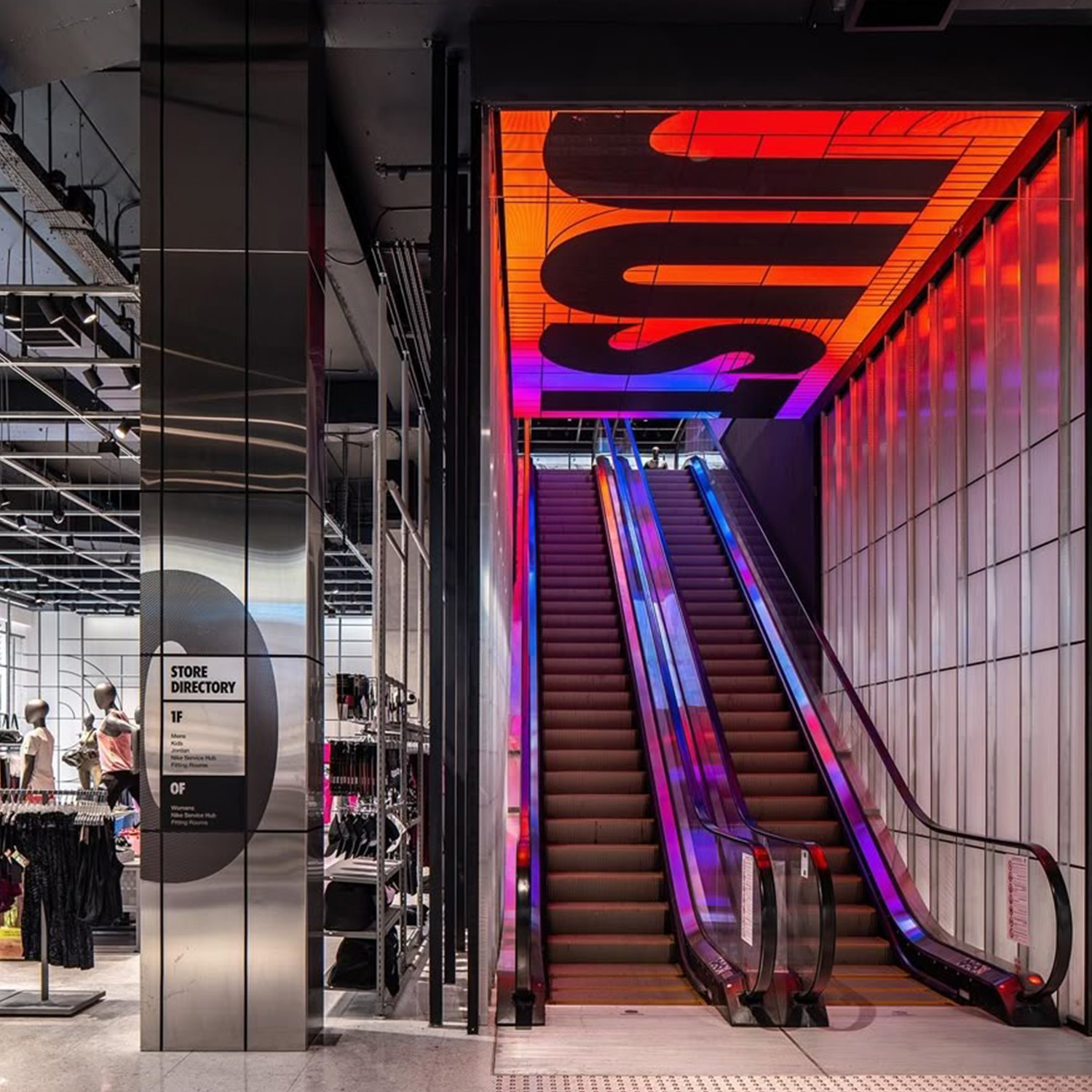 Escalera mecánica con diseño de neón en espiral