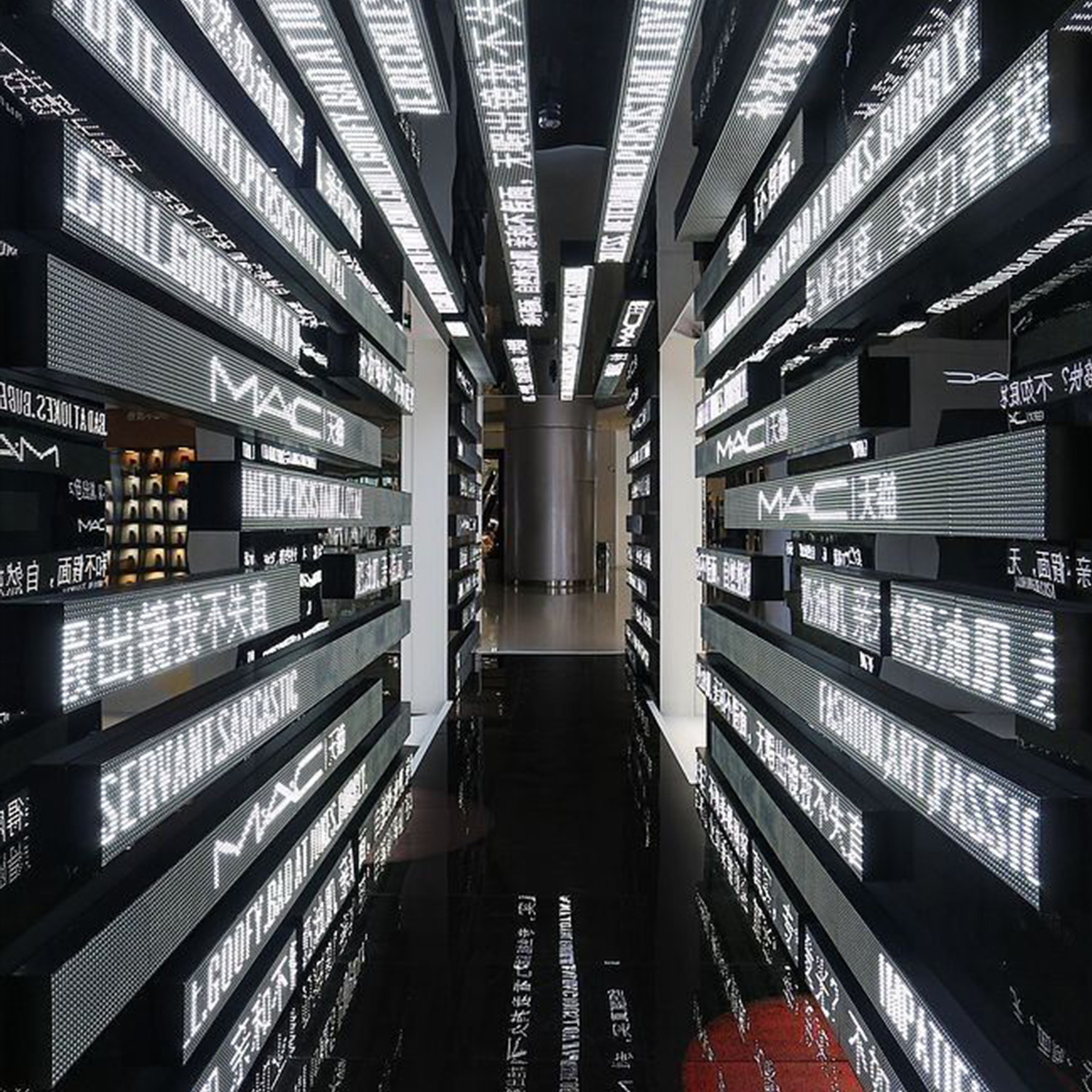 Pasillo con paneles de LED reflejados en espejos
