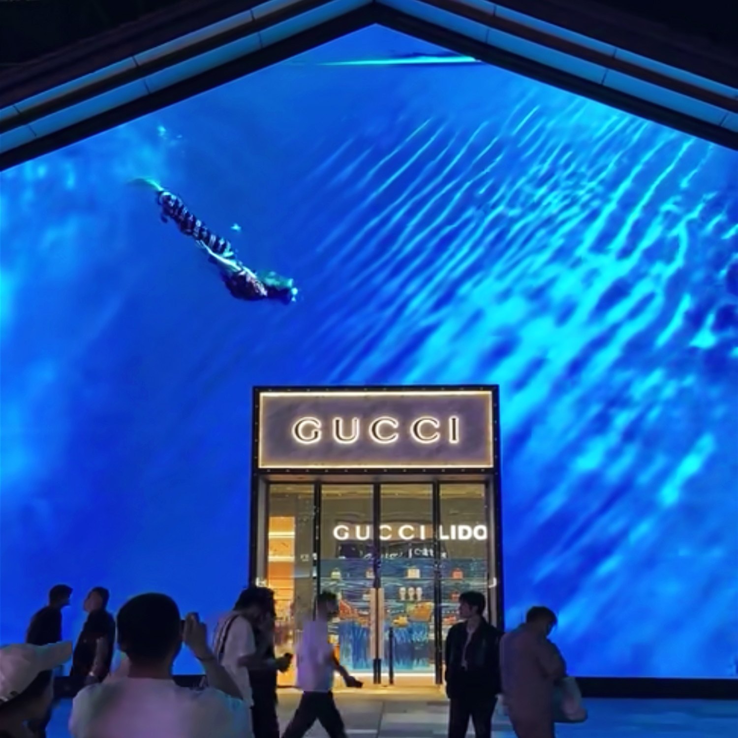 Pantalla LED con visual submarino en la entrada de una tienda