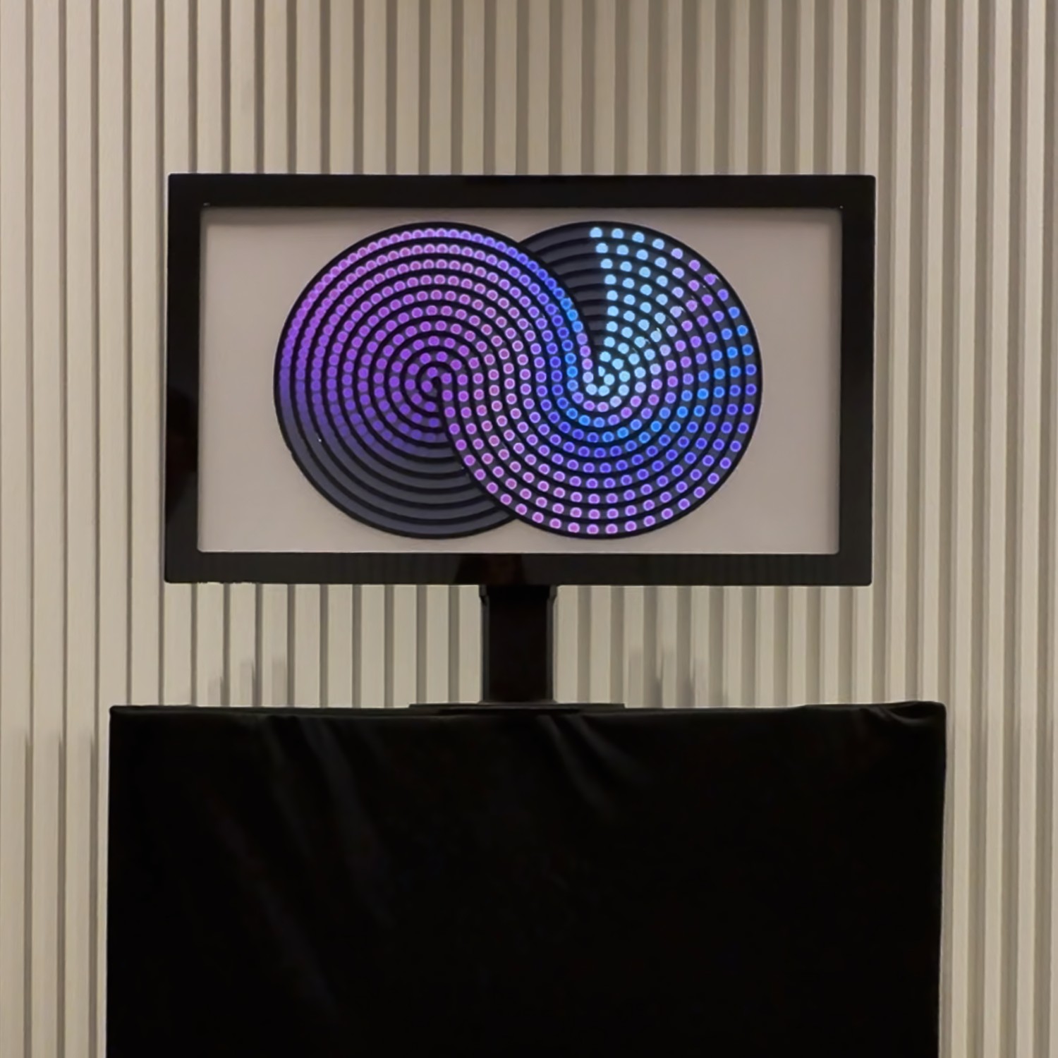Infinity en el hotel Grand Brizzo, visual de espirales en pantalla
