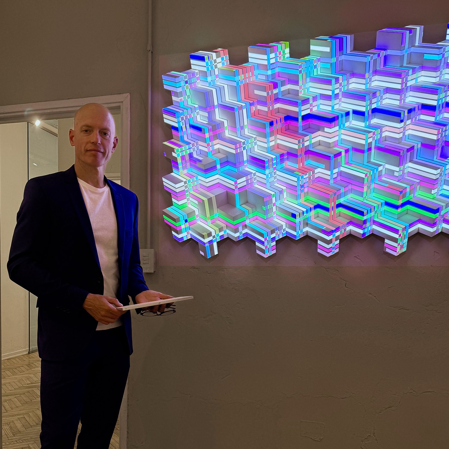 Trinity en UGallery junto al curador, escultura lumínica en colores
