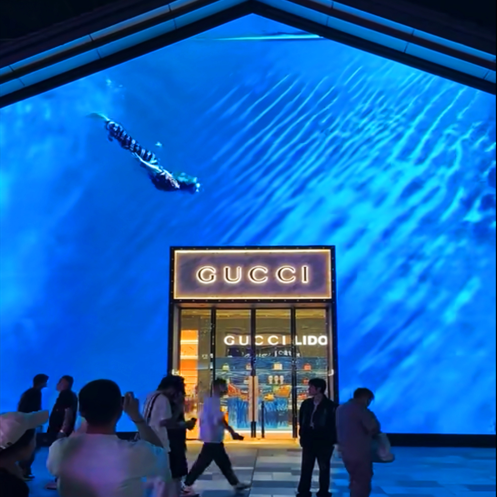 Referencia: pantalla LED curva con visual submarino en la entrada de una tienda