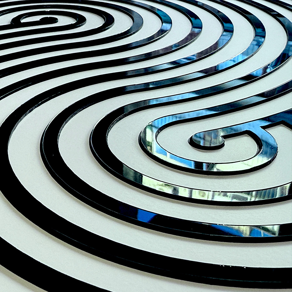 Infinity: detalle de las pistas blancas en espiral con bandas de acrílico negro