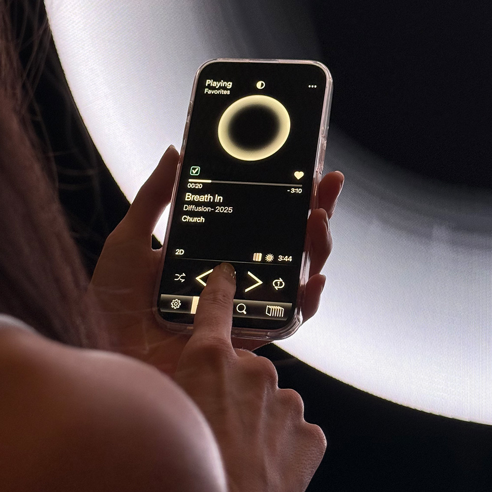 Light Mirage: persona controlando una instalación desde la app en el celular