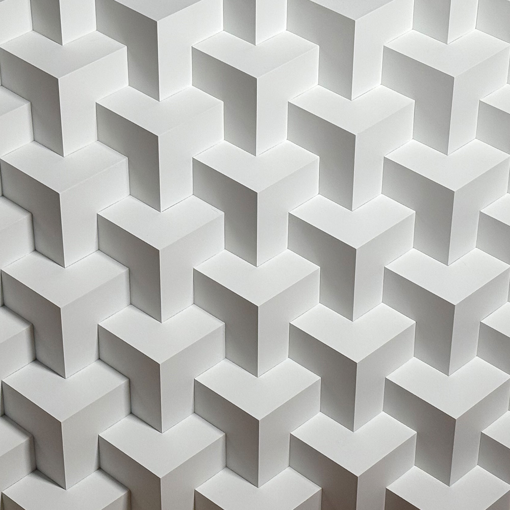 Trinity: detalle de la escultura blanca de módulos geométricos en relieve