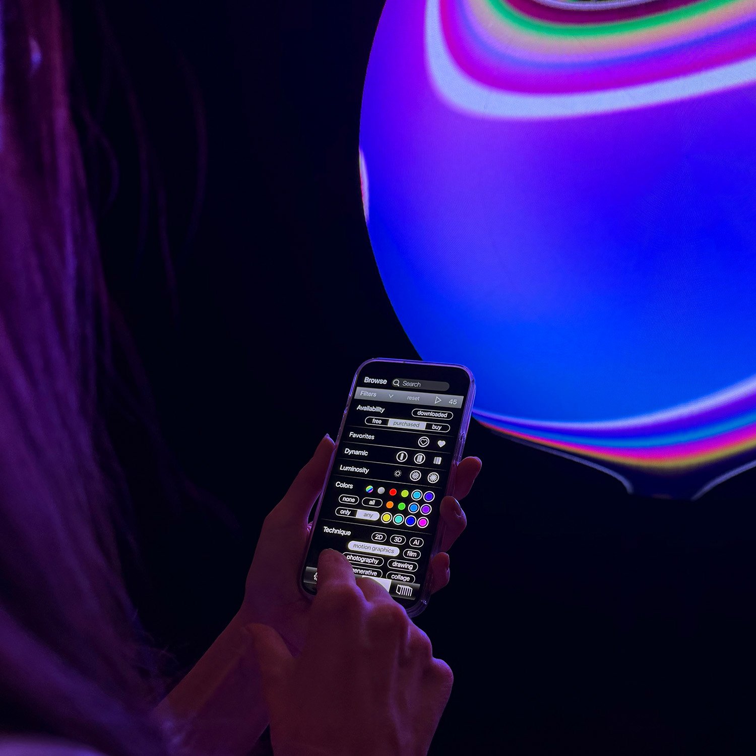 Light Mirage controlando una instalación con esfera de luz azul