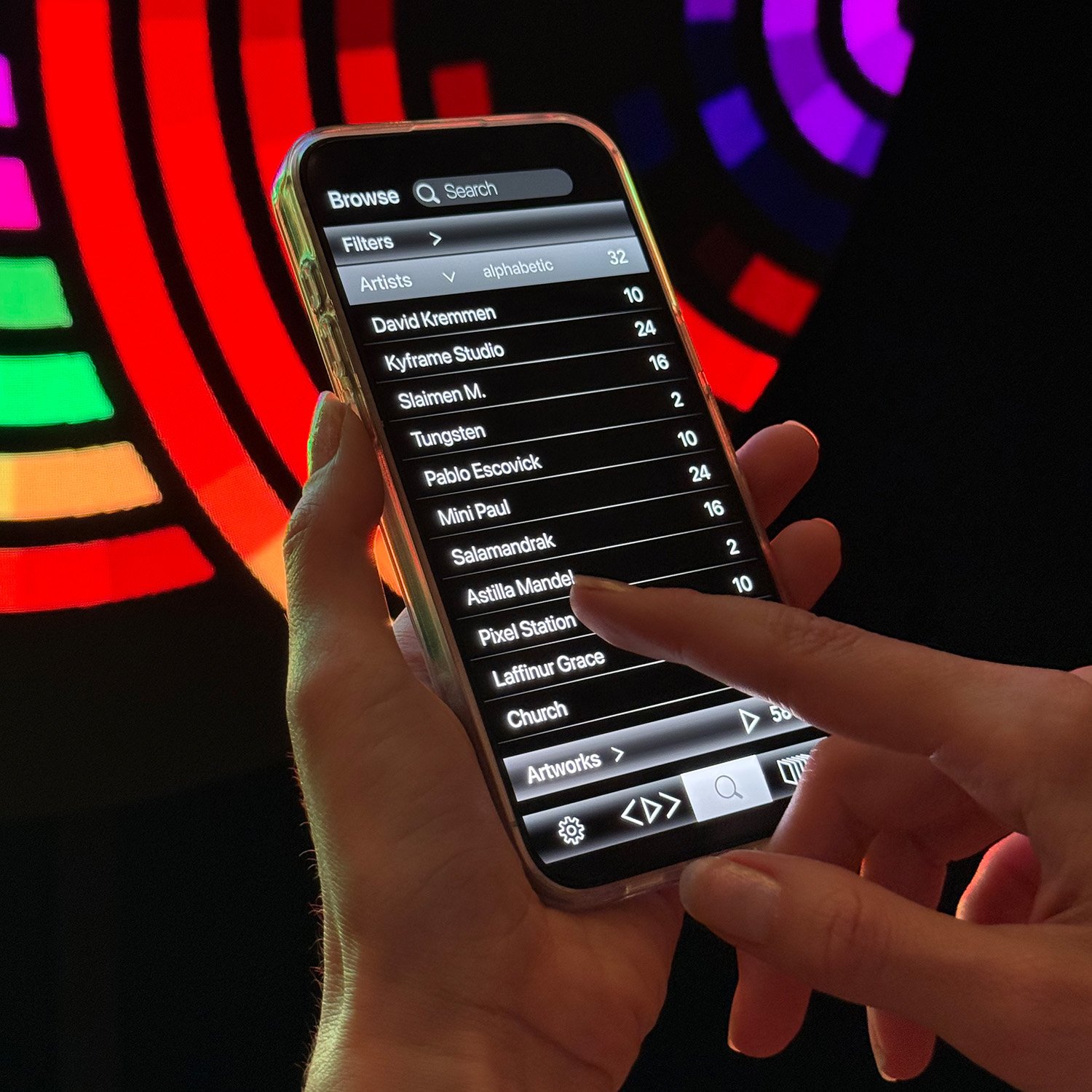 Light Mirage explorando artistas y obras en la app