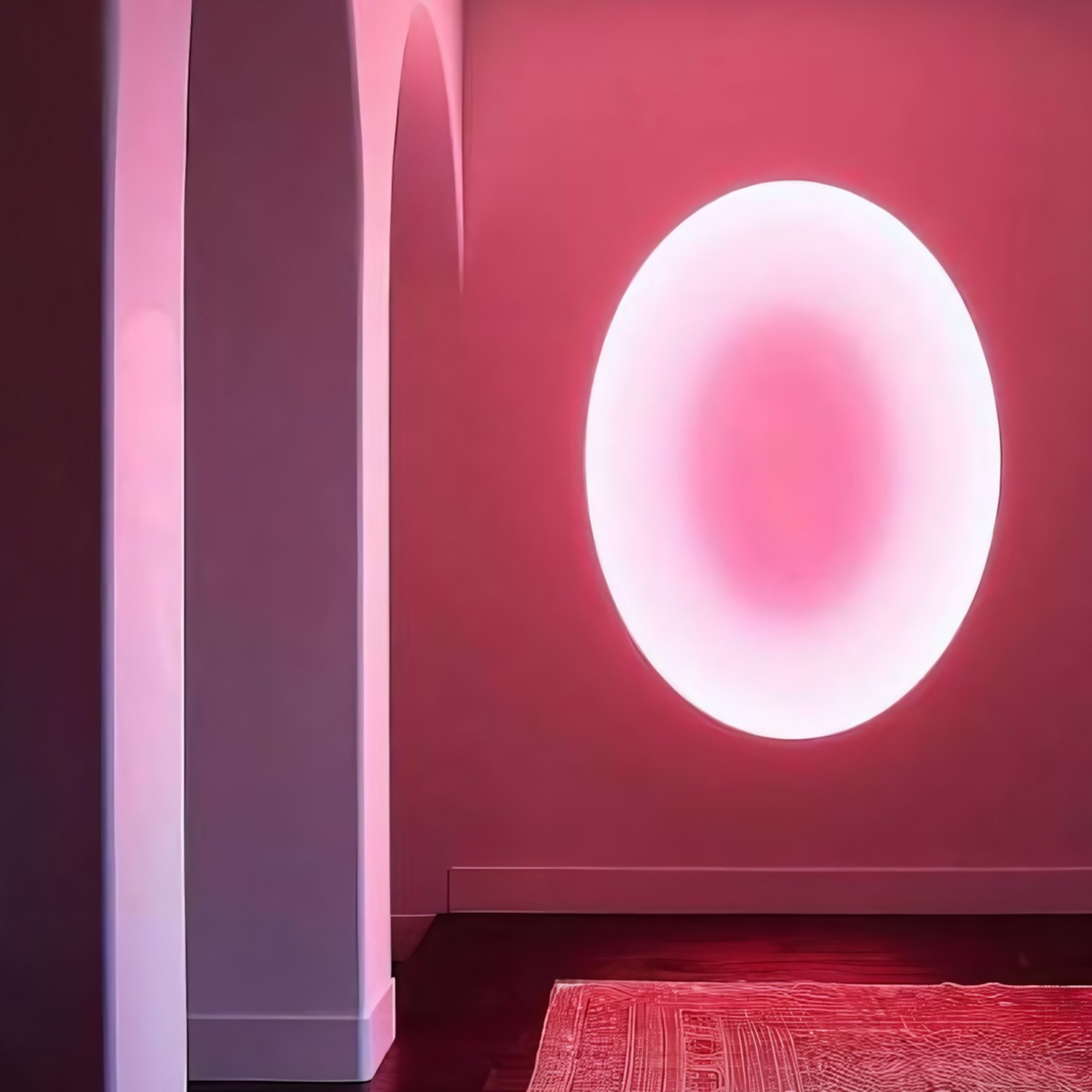 Referencia: óvalo de luz rosa en una pared roja junto a un arco