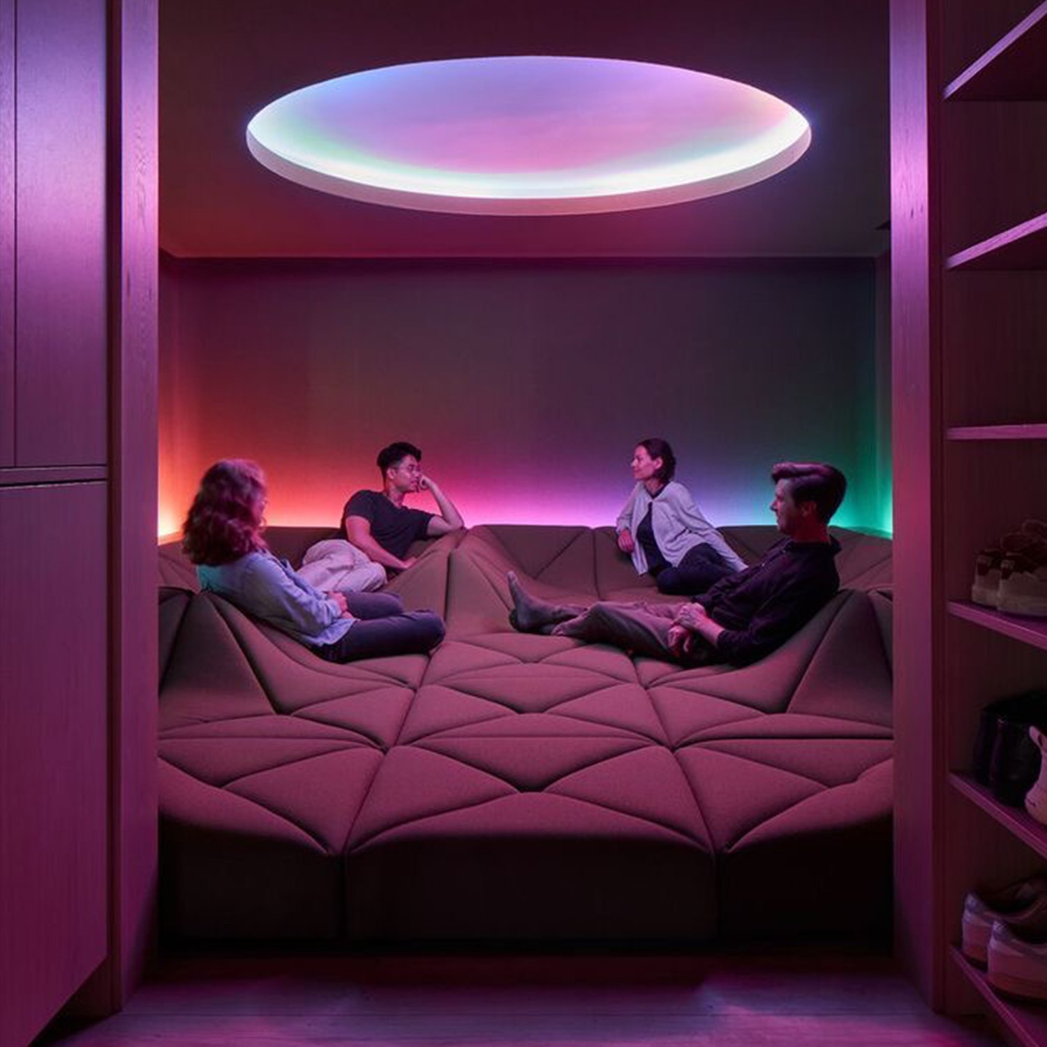 Referencia: óvalo de luz en el techo sobre un sillón con personas conversando