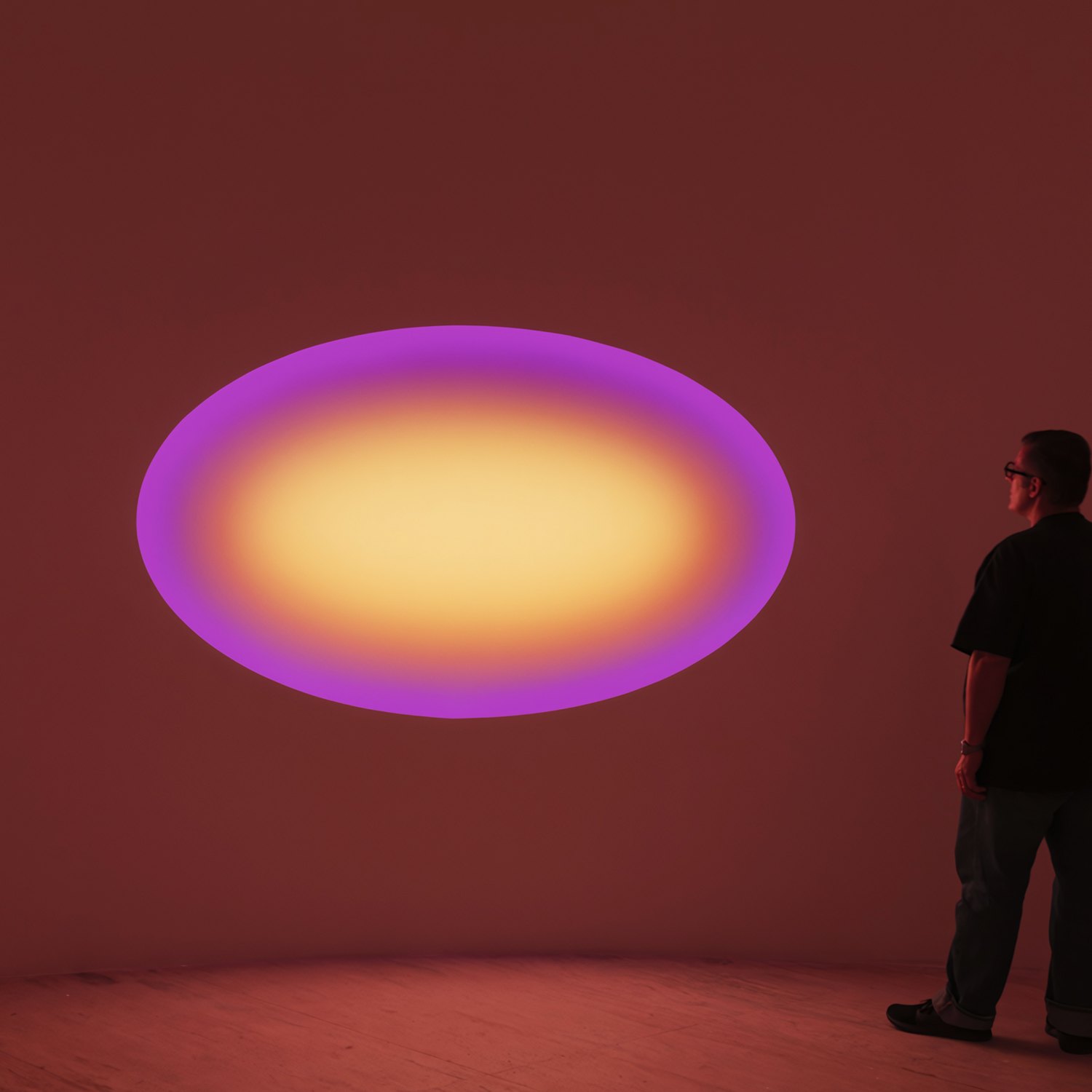 Referencia: óvalo de luz violeta y amarillo en una pared curva, con una persona mirándolo