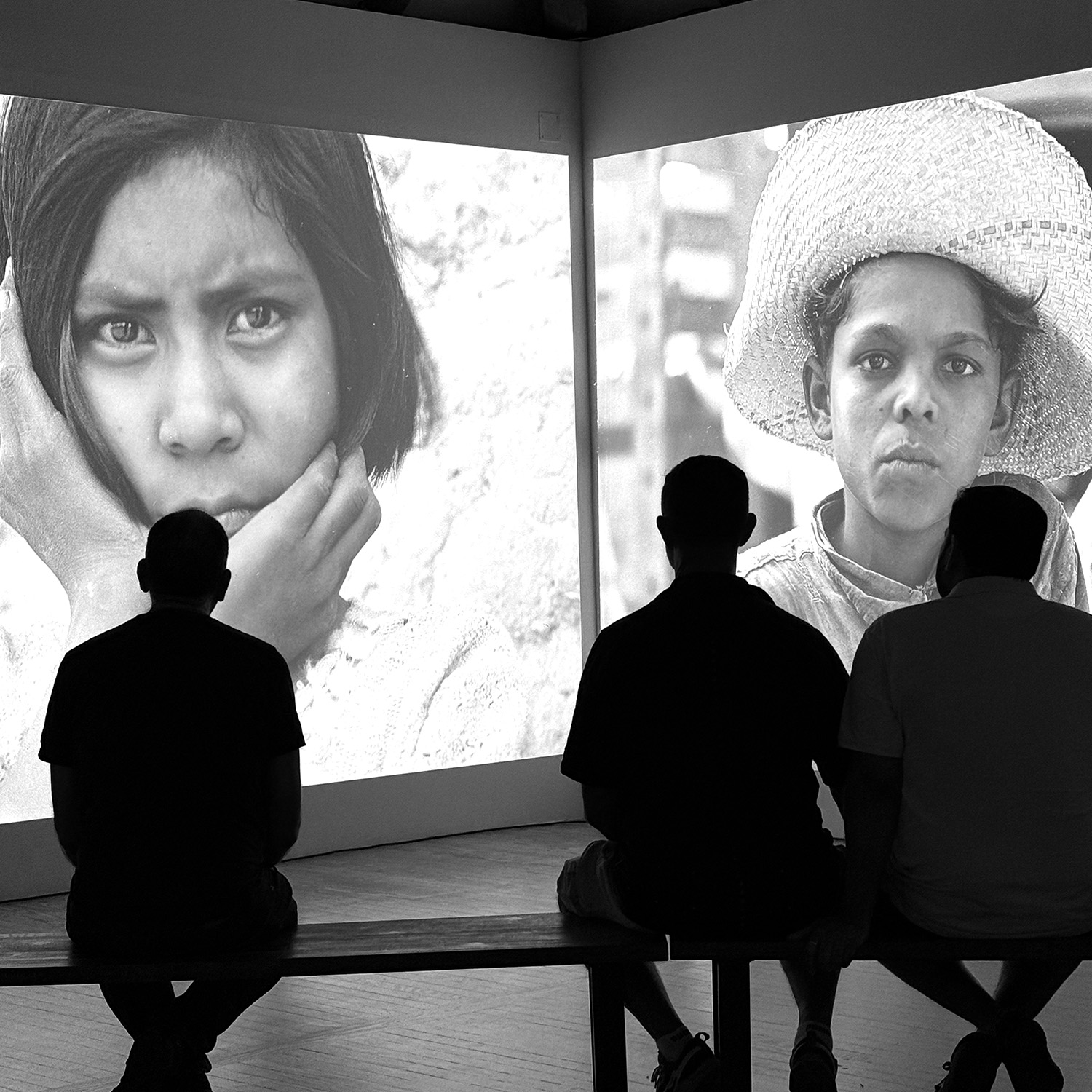 Instalación multipantalla de Alberto Ferreras, retratos en blanco y negro