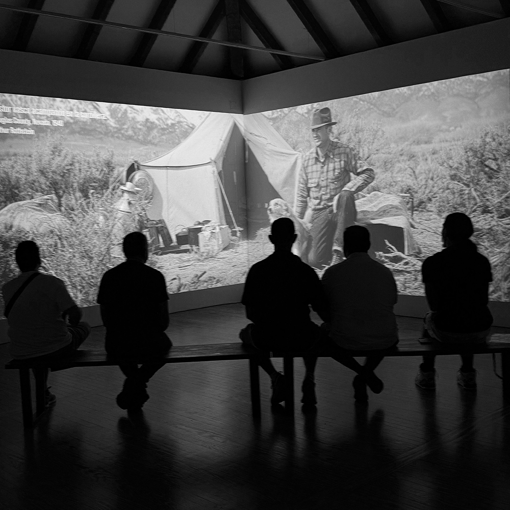 Instalación multipantalla de Alberto Ferreras, escena de campamento en blanco y negro