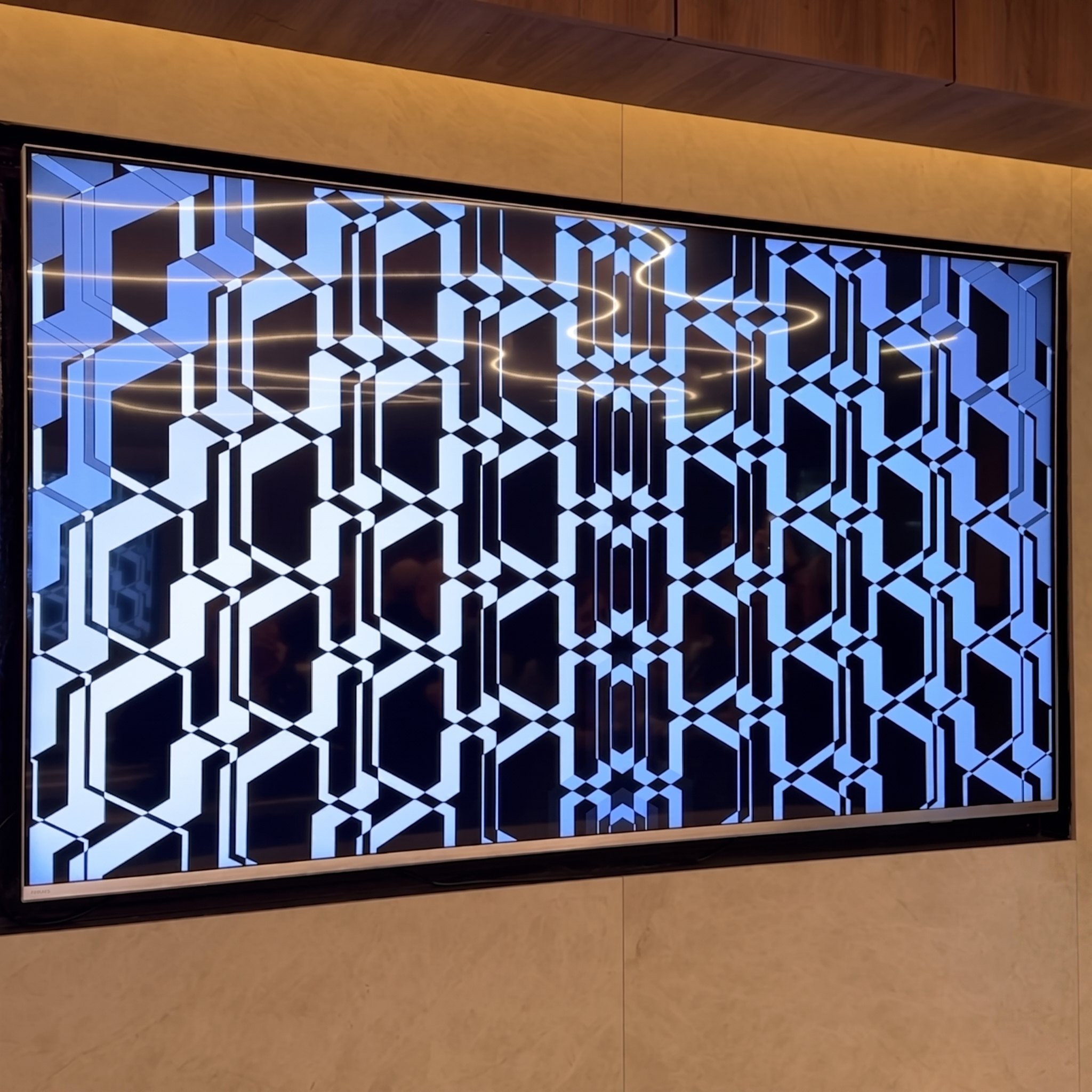 Pantalla LED con patrón geométrico azul en hall de Iconnect
