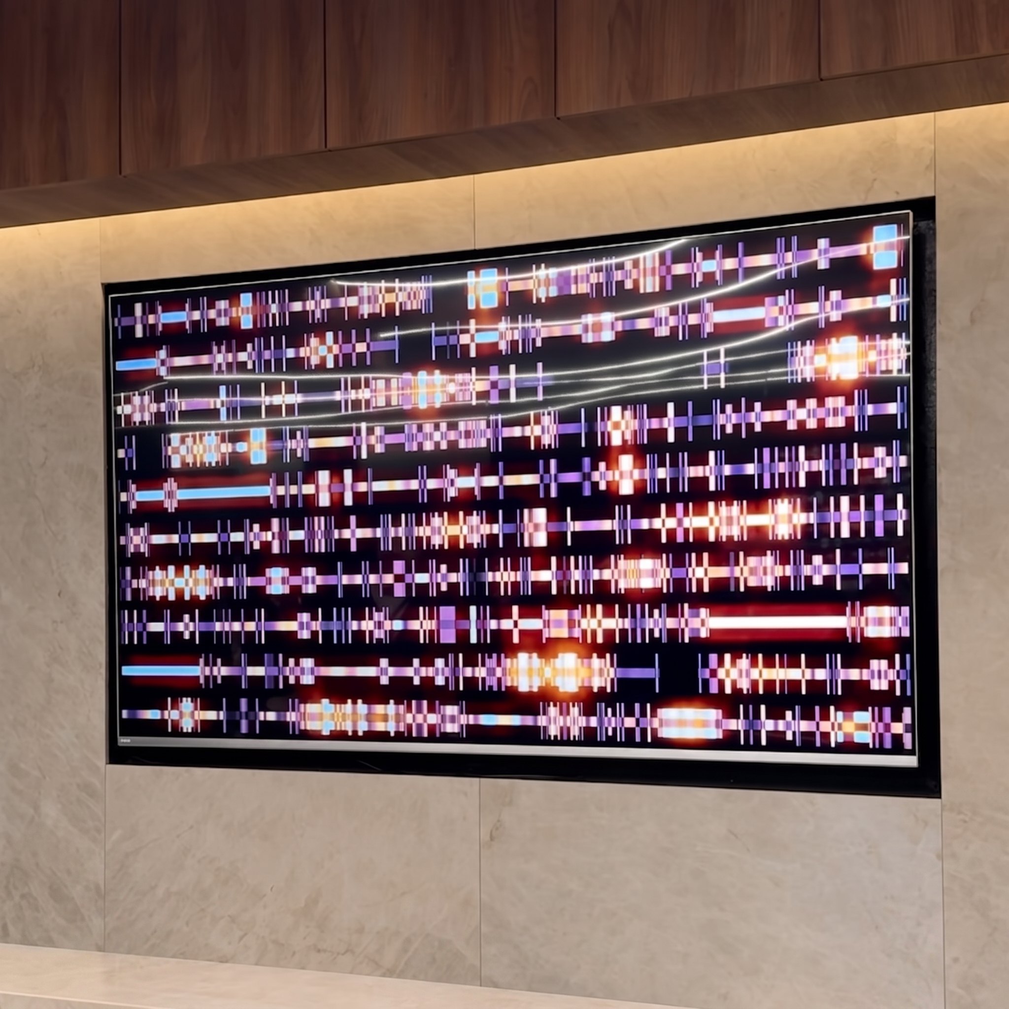 Pantalla LED con visual de datos en violeta y naranja en hall de Iconnect