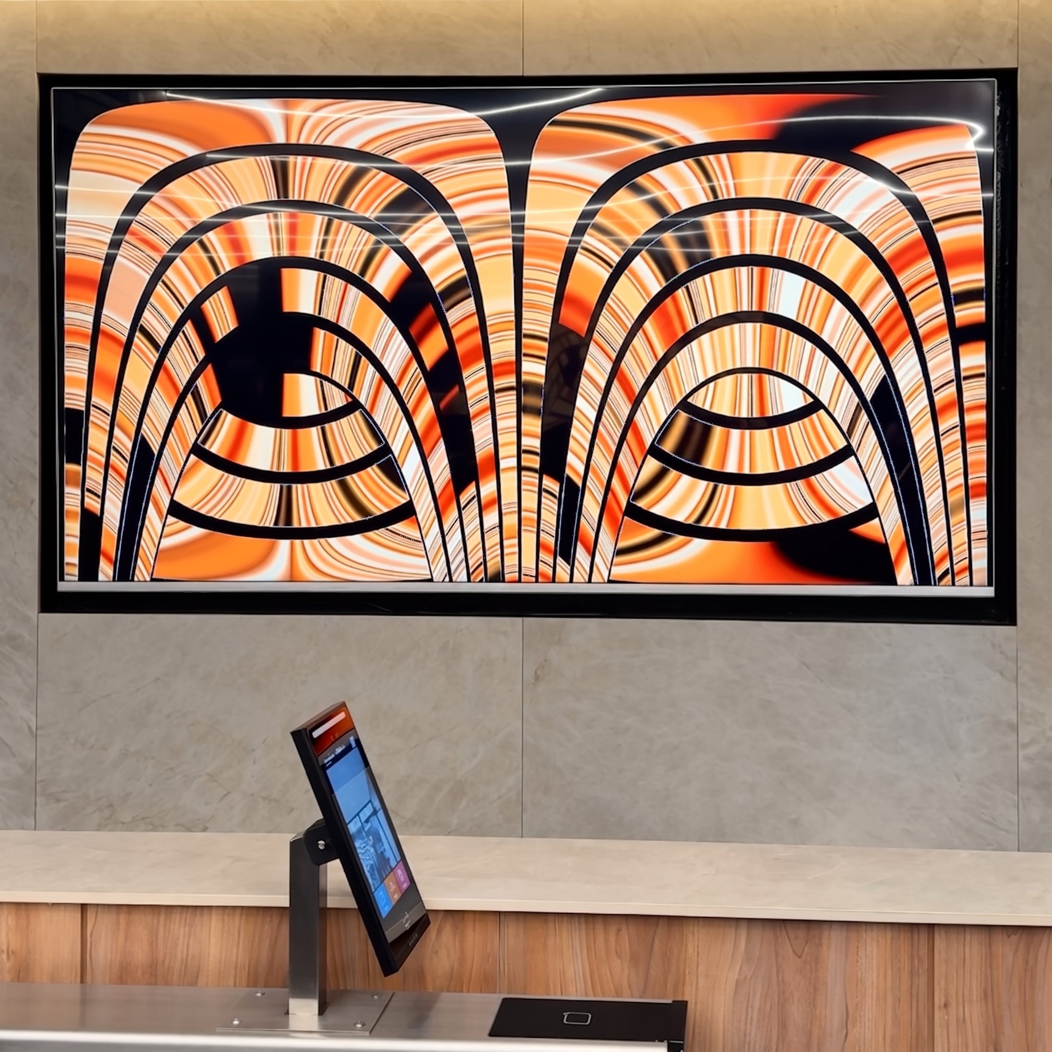 Pantalla LED con arcos concéntricos naranjas en hall de Iconnect