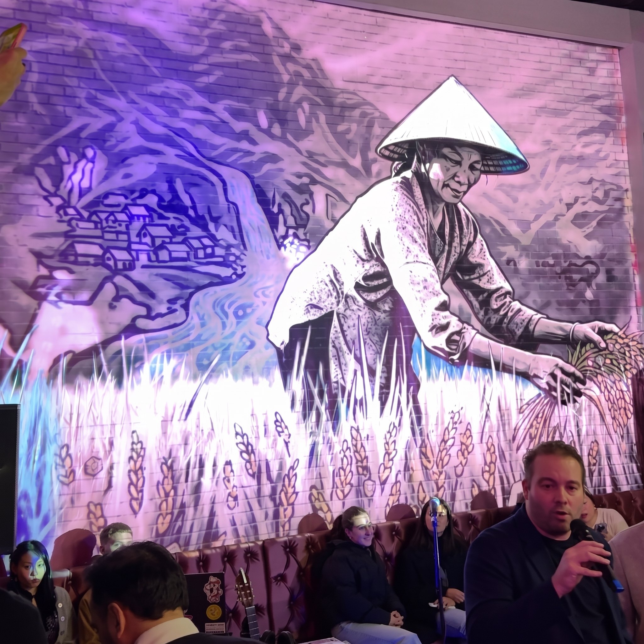 Mural de mapping en Nación Sushi, escena en montaña con paleta violeta