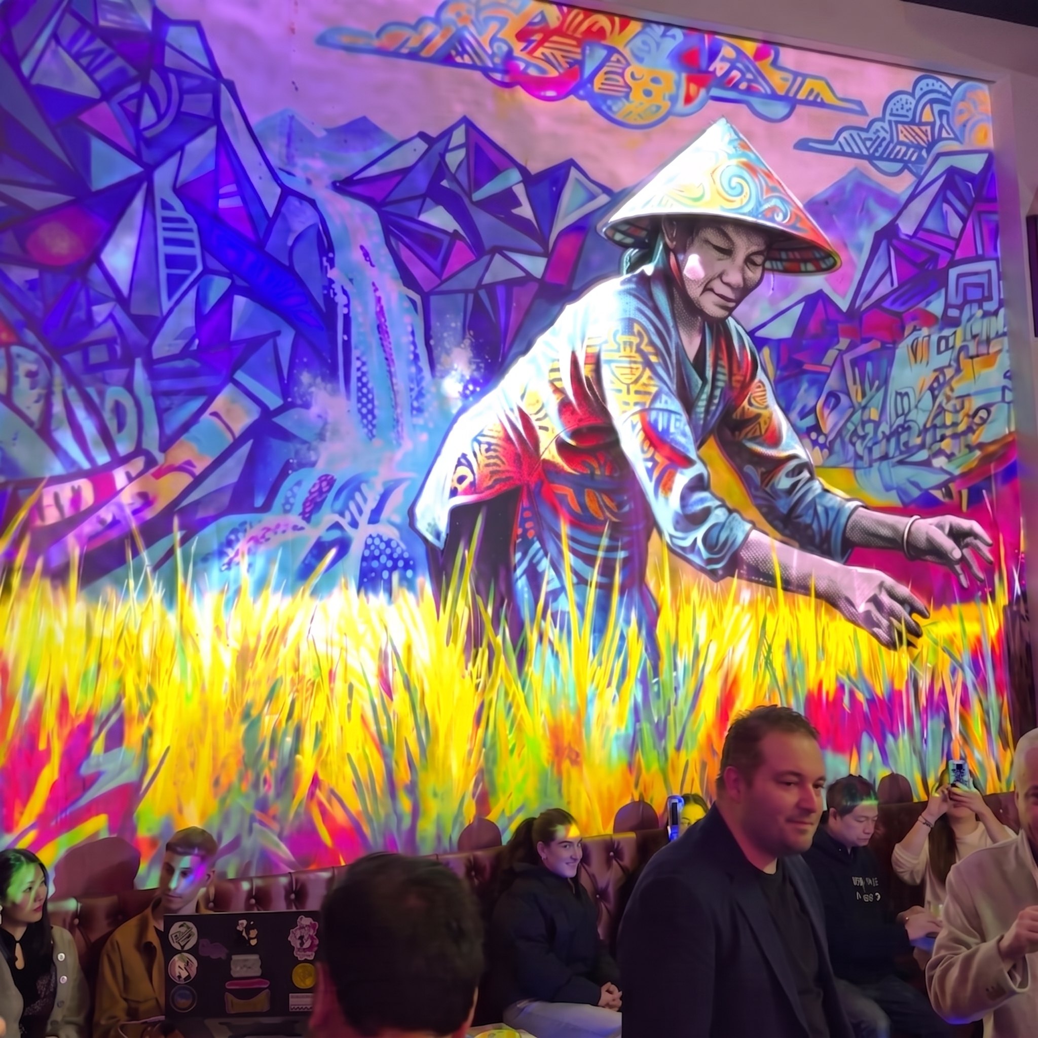 Mural de mapping en Nación Sushi, geometría colorida sobre la figura